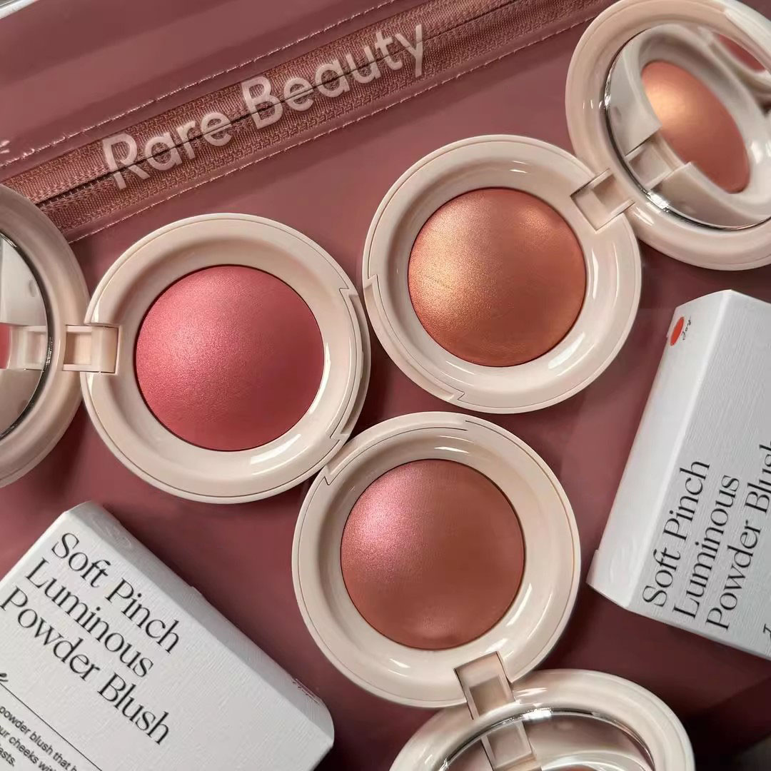 بودرة أحمر خدود لامعة من رير ب - مراجعة Rare Beauty Makeup Highlighter وسعره