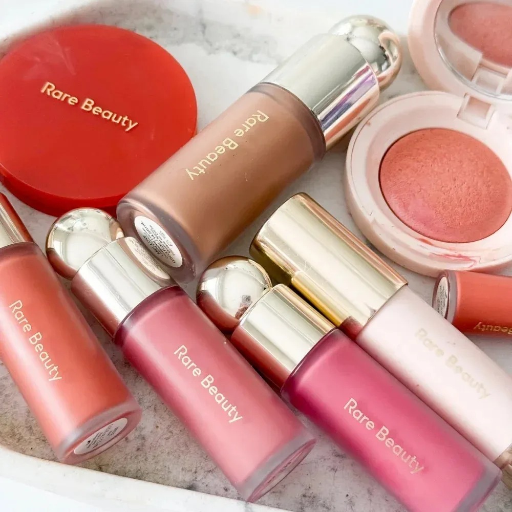 صبغة شفاه ناعمة ومضيئة من رير  - مراجعة Rare Beauty Makeup Highlighter وسعره
