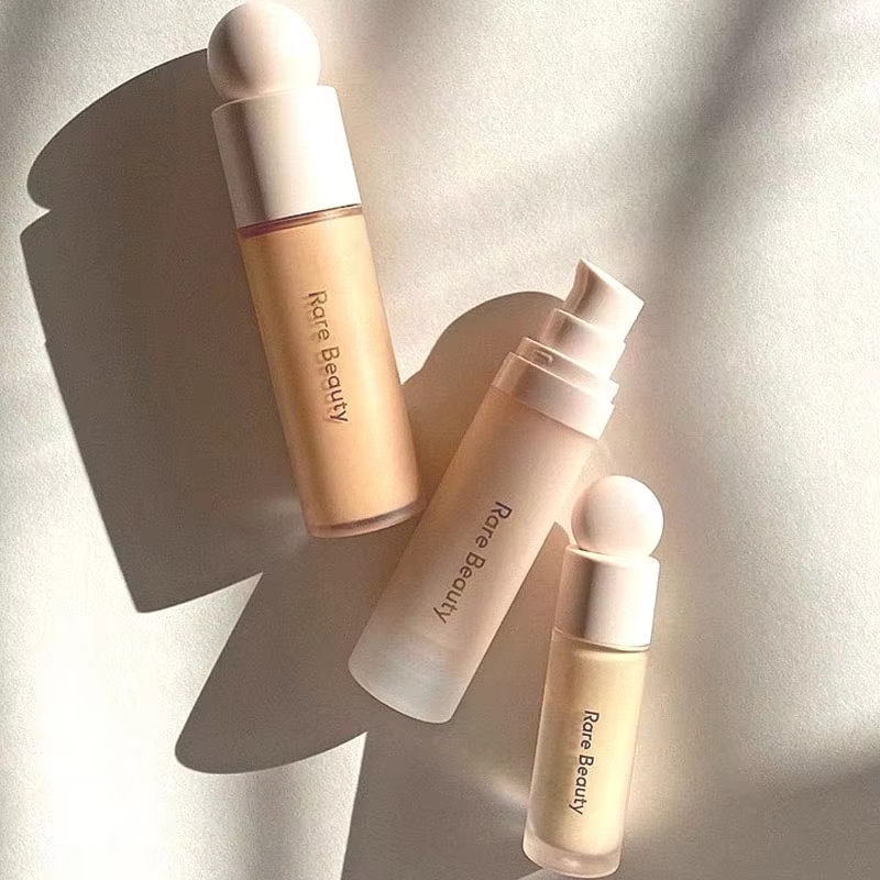 بلاش سائل ناعم وملمع شفاه من ر - مراجعة Rare Beauty Makeup Highlighter وسعره
