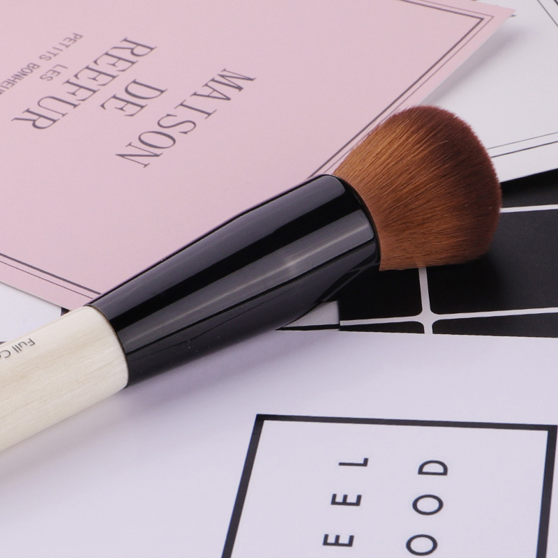 فرشاة مكياج البودرة بمقبض خشبي - مراجعة Concealer Full Coverage وسعره